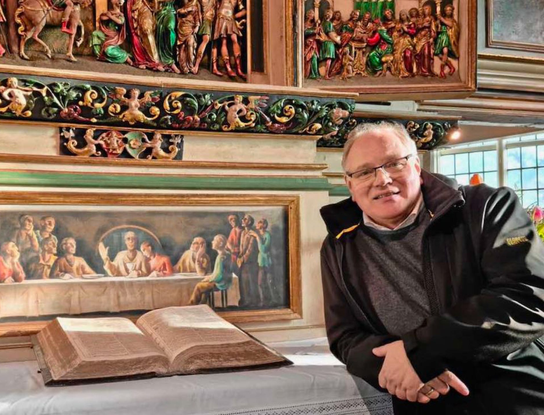 Pastor Michael Ostendorf am Baxmann-Altar der Dreieinigkeitskirche Foto: Wiebke Schwirten