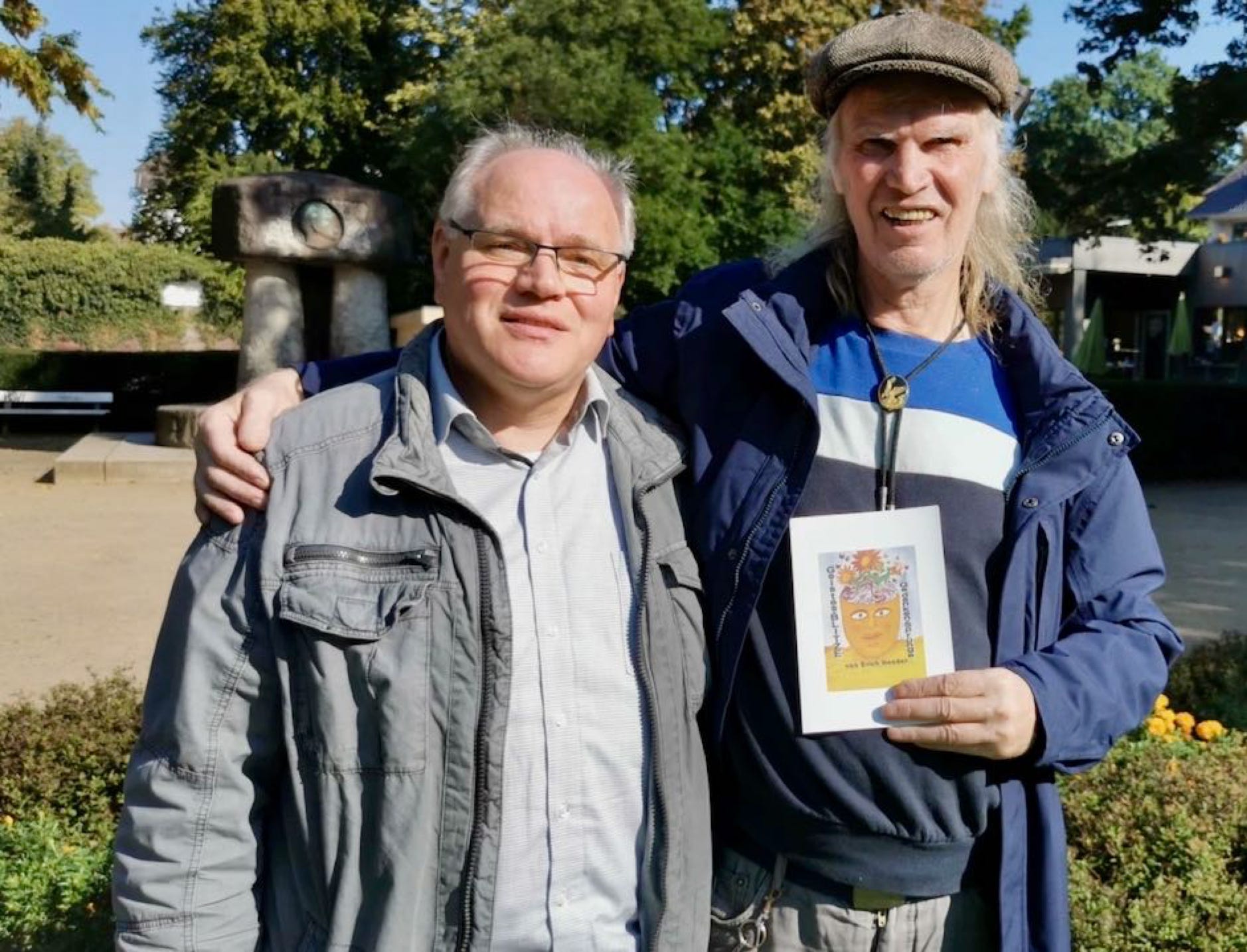PPastor Michael Ostendorf mit Erich Heeder vorm Café Chrysander Foto: Jan Schubert