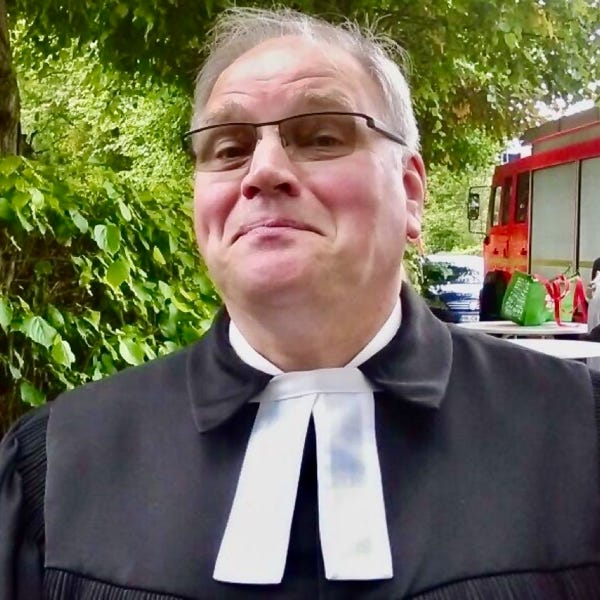 Pastor-X vor einer Trauung in Moorfleet