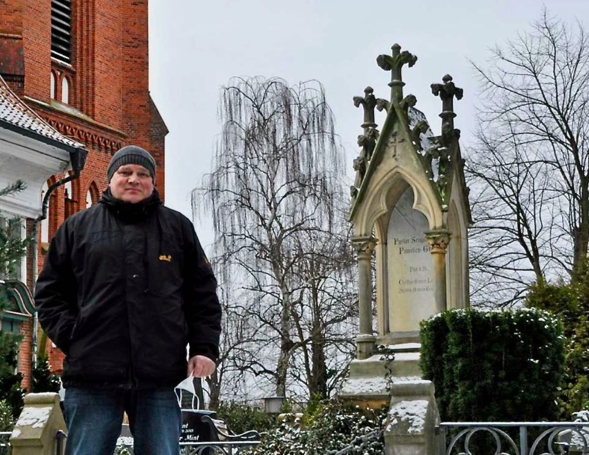 Pastor Michael Ostendorfdorf an Sengelmanns Grab auf dem Friedhof Moorfleet (C) Thomas Heyen