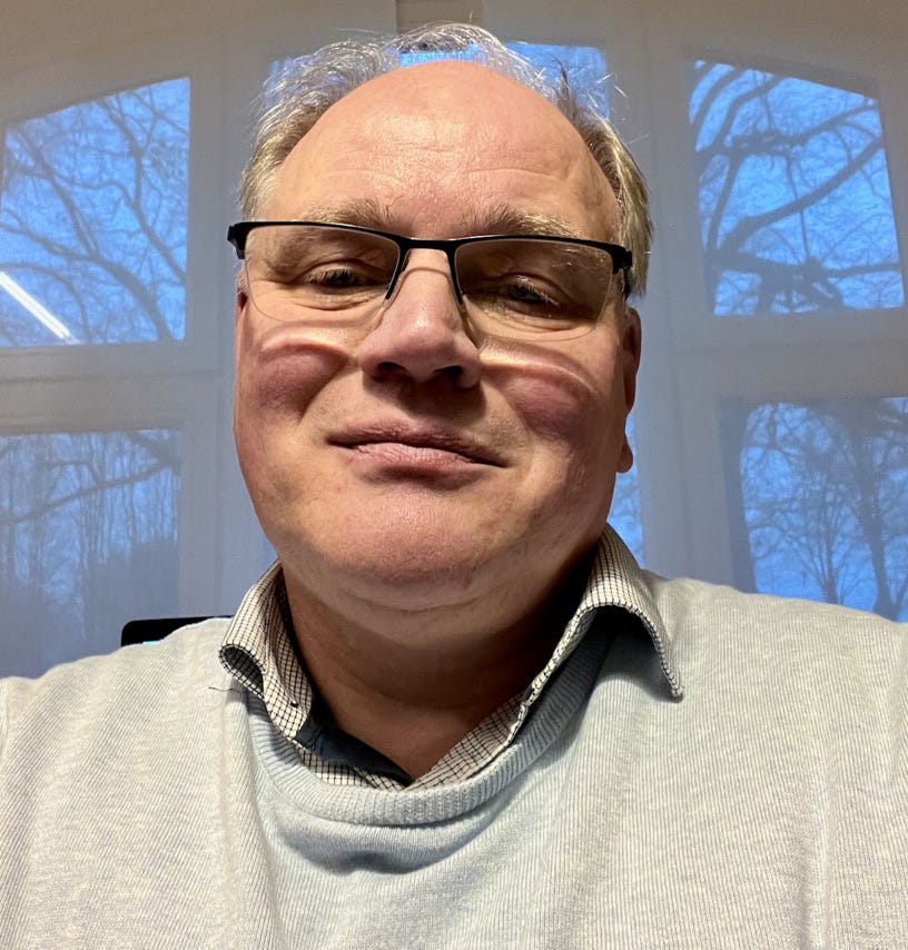 Pastor Michael Ostendorf in zivil am Arbeitsplatz